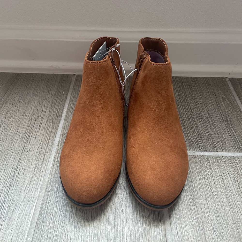 Cat & Jack brown Opal zipper boot. Size 2 (big girl)